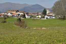 Village d Irissarry au Pays basque et sa commanderie Ospitalea