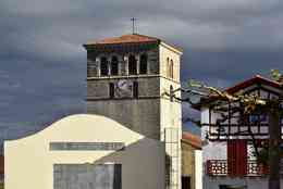 Eglise et fronton au village d Irissarry au Pays basque